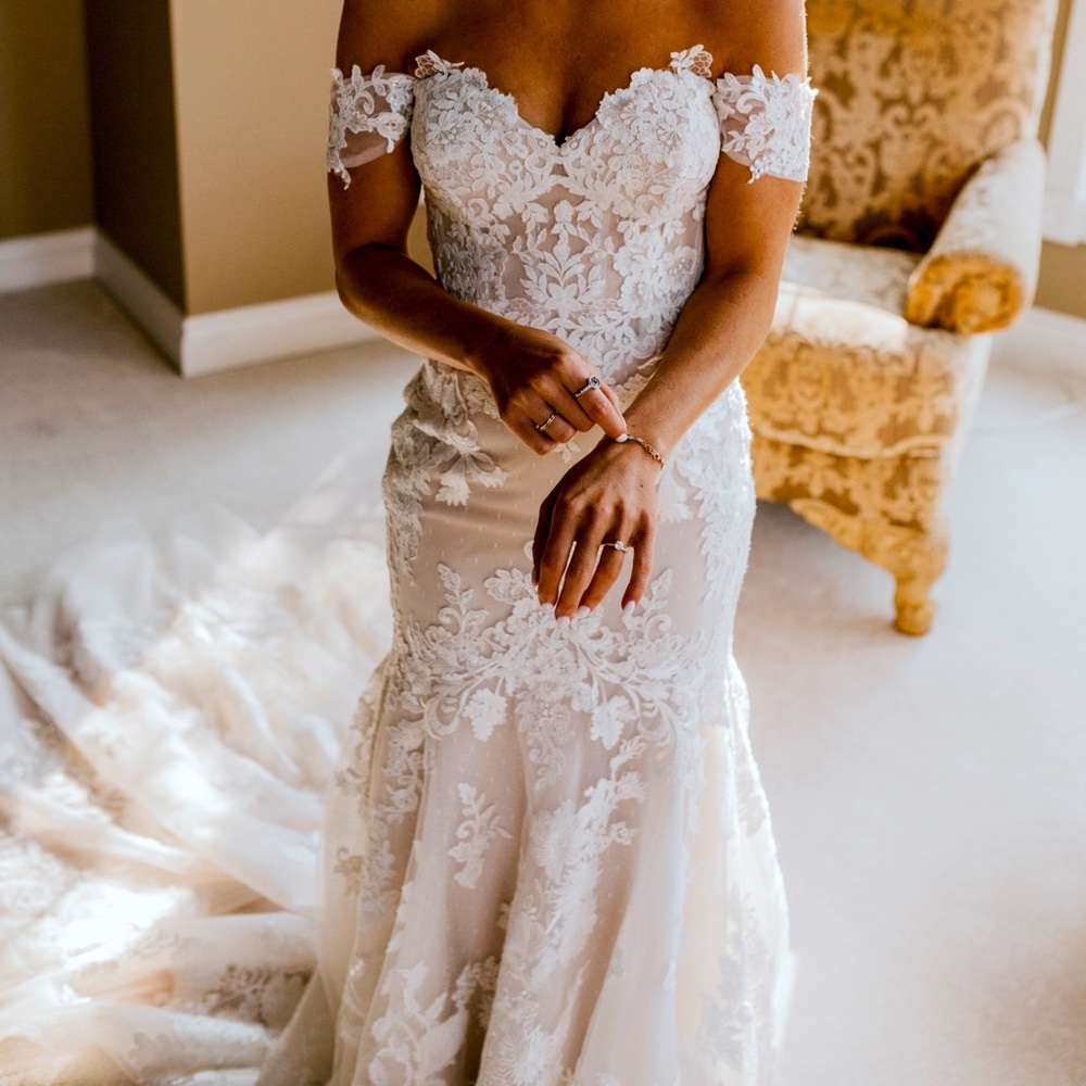 Lace detachable sleeve wedding gown